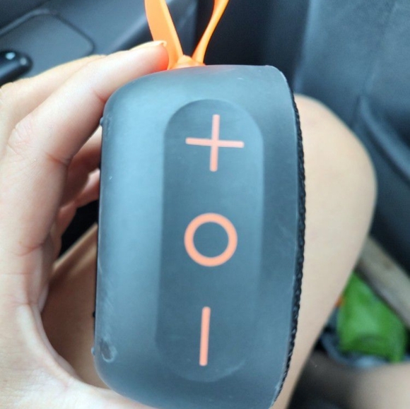 Portable Bluetooth wireless speaker - Picture 3 of 5